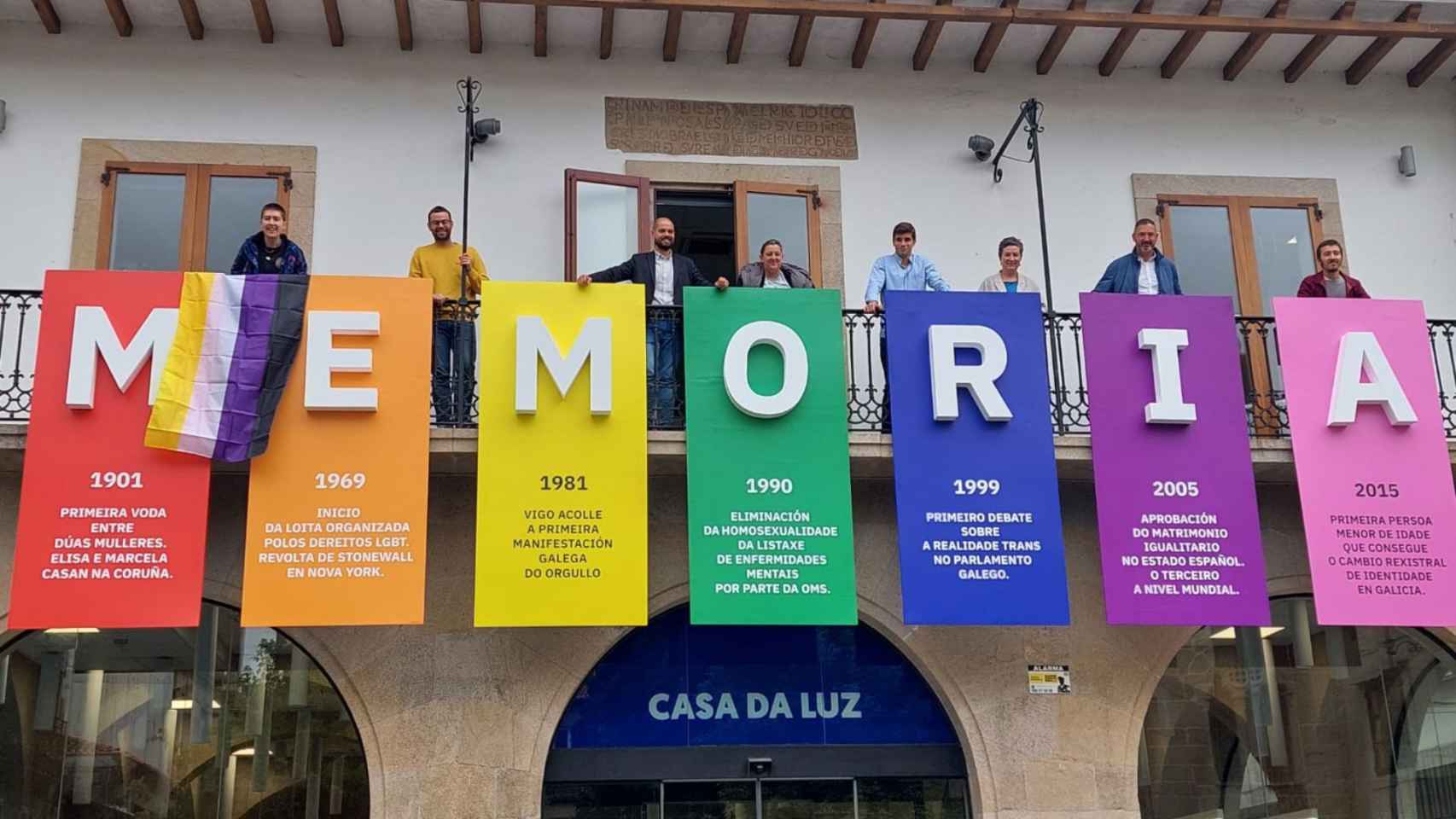 Carteles del Orgullo en la Casa da Luz de Pontevedra.