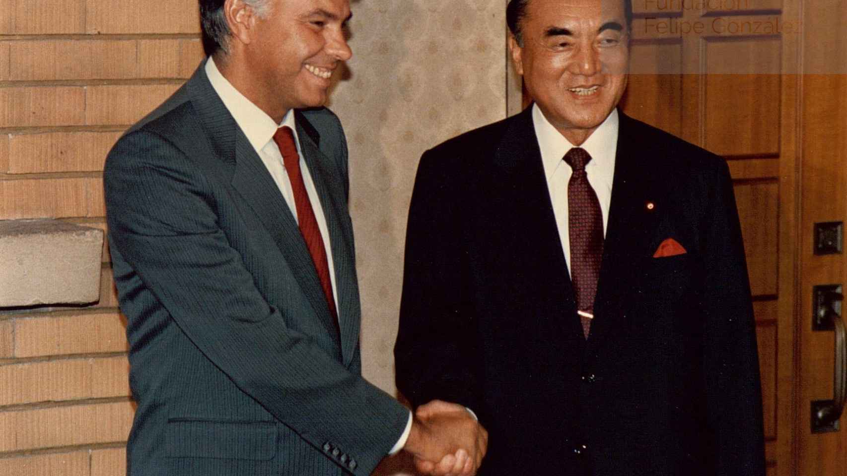 Felipe González saluda a Yasuhiro Nakasone, primer ministro de Japón, durante su viaje oficial a Japón en 1985