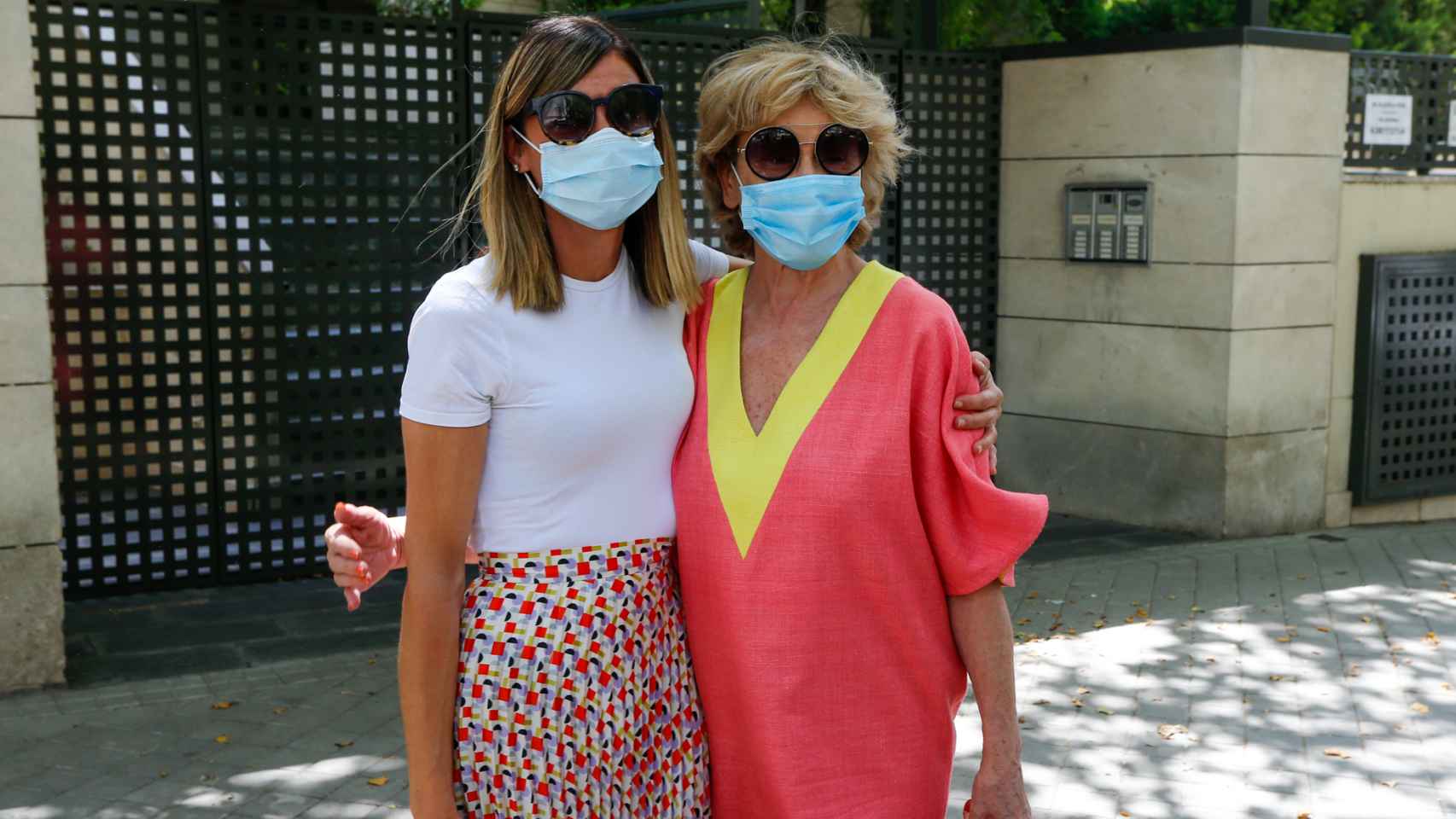 Mila Ximénez junto a su única hija, Alba Santana, a las puertas de su casa de Madrid, días después de anunciar su enfermedad, en junio de 2020.