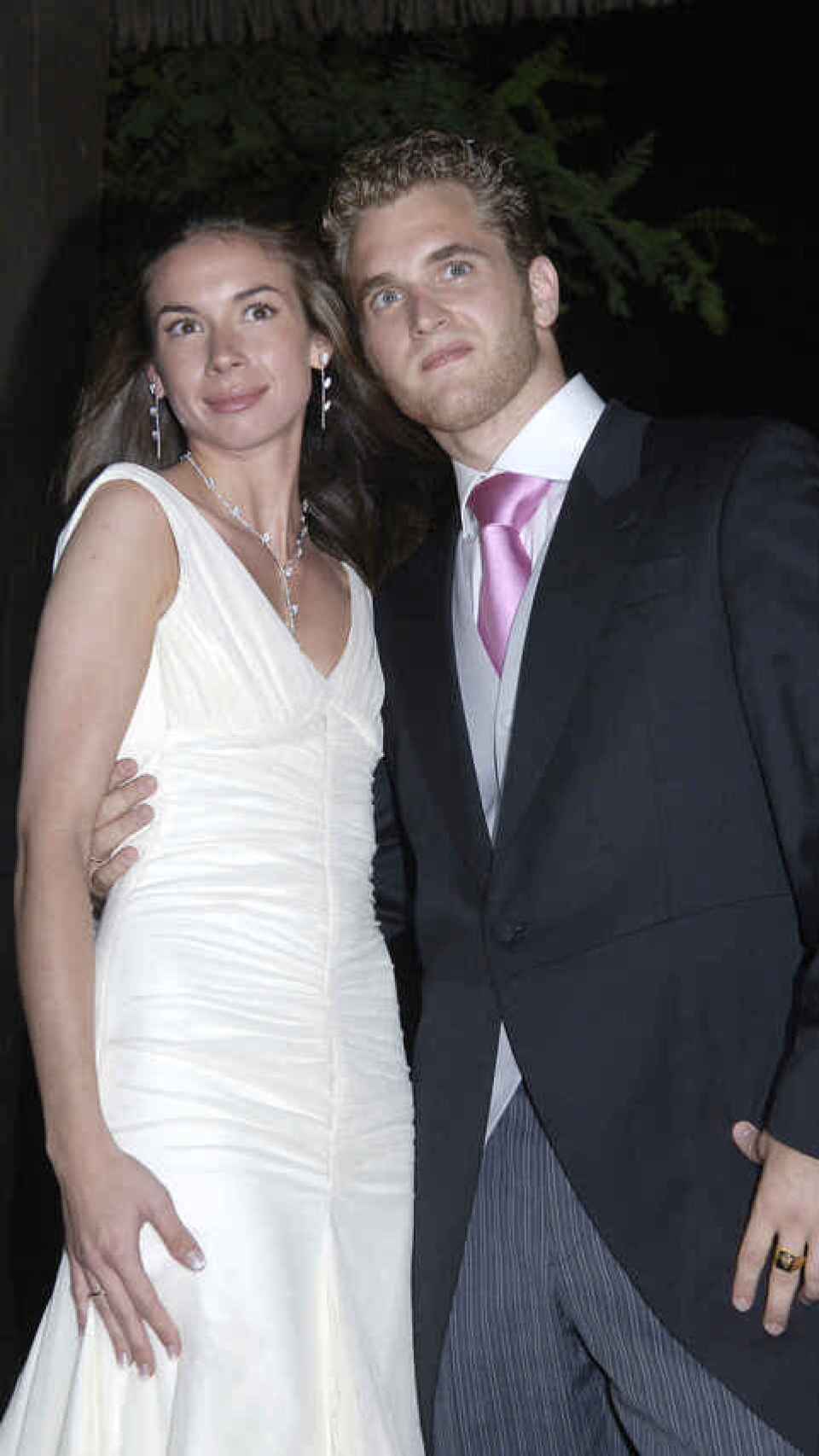 Alba Santana junto a su marido, Aviv, el día de su boda.