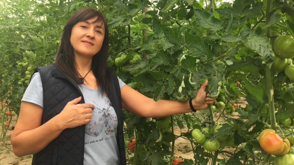 Inmaculada Idáñez, responsable de Igualdad y Mujer de COAG, en su huerto.