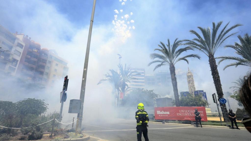 Pirotecnia Zarzoso dispara la cuarta mascletà a concurso, la más potente del certamen.