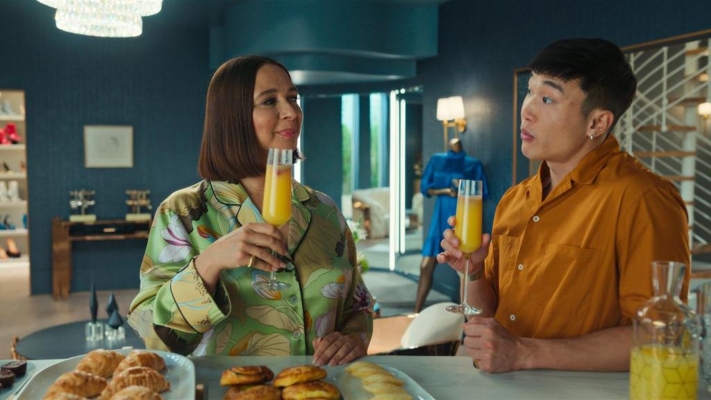 Maya Rudolph y Joel Kim Booster son amigo y empleado en 'Loot'.