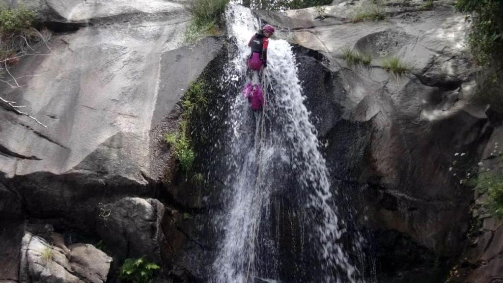 Una mujer hace barranquismo en la Sierra de Gredos, en Ávila.