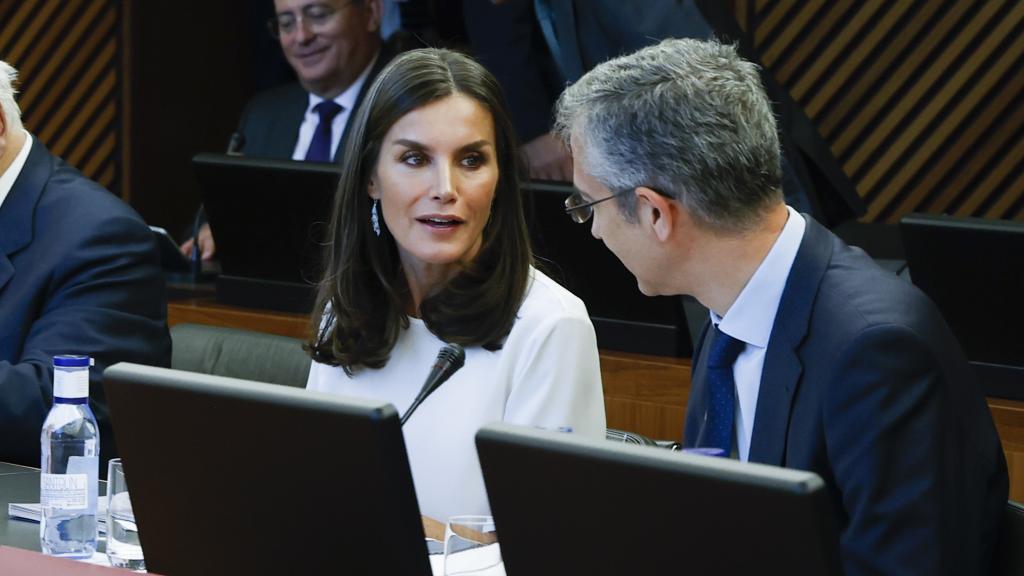 La reina Letizia ha estrenado una falda bicolor en la mañana de este miércoles.