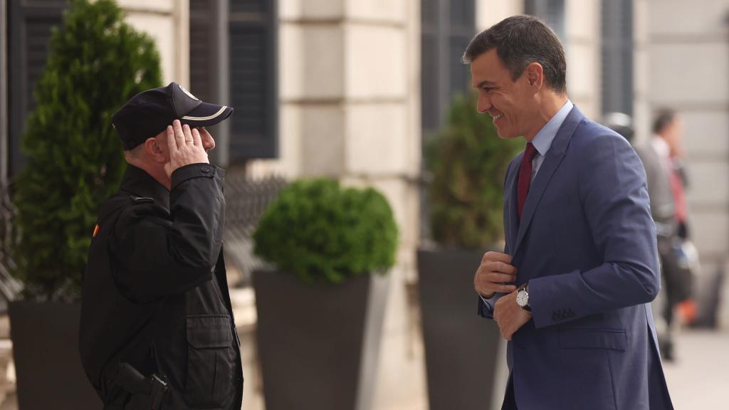 Pedro Sánchez, saluda a uno de los policías en el Congreso, este miércoles.