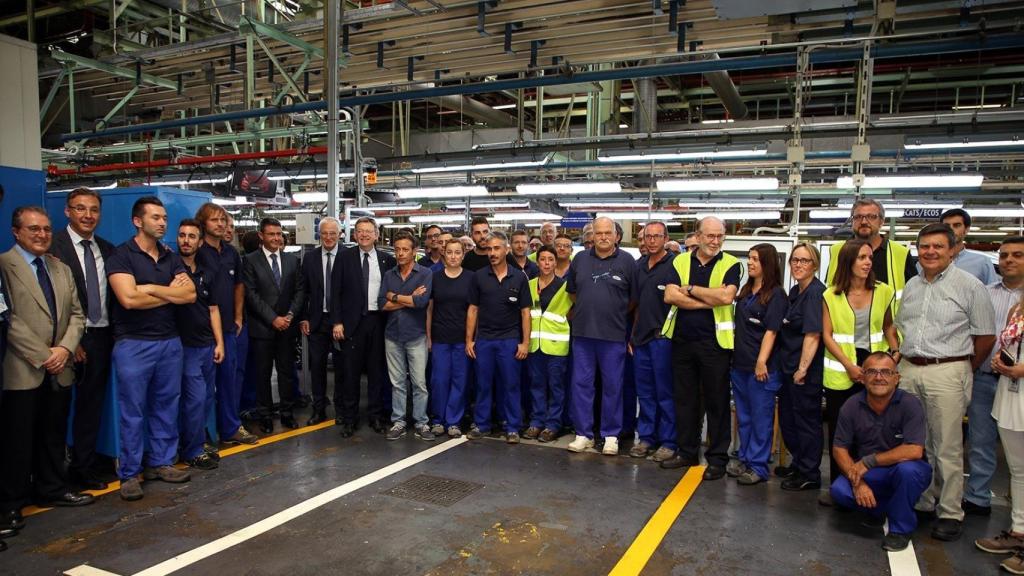 Foto de Ximo Puig con la dirección de Ford Almussafes y su comité de empresa para celebrar el anuncio. Invertia