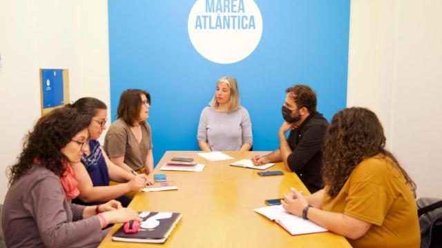 Reunión de Marea Atlántica con los trabajadores de bibliotecas.