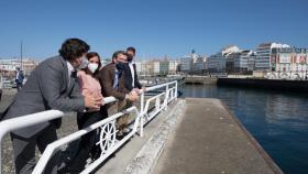 Foto de archivo de una visita a los muelles de Feijóo junto a Rey y Martínez Prado.