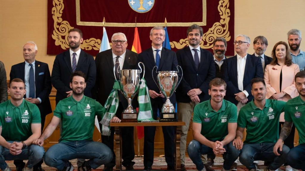 O titular do Goberno galego, Alfonso Rueda, acompañado polo vicepresidente segundo e conselleiro de Presidencia, Xustiza e Deportes, Diego Calvo, recibe aos xogadores, equipo técnico e directiva do club de hockey Deportivo Liceo.