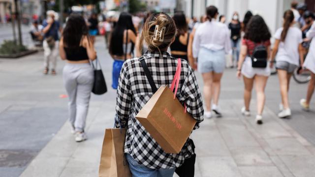 Una mujer tras hacer unas compras por la Gran Vía.