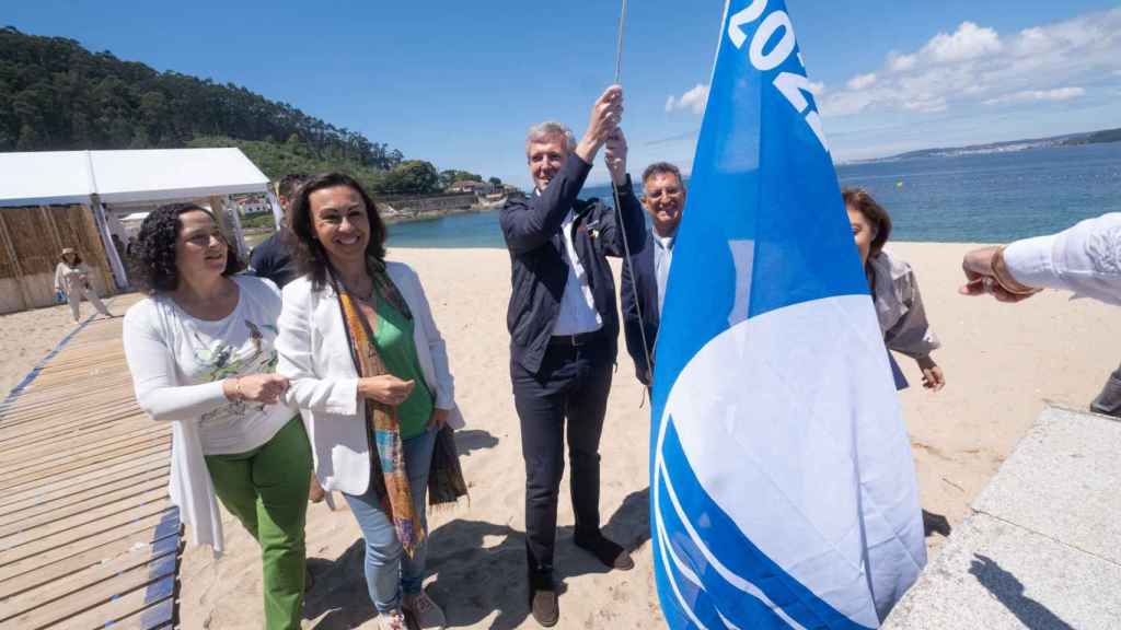 El presidente de la Xunta, Alfonso Rueda, acompañado por la conselleira de Medio Ambiente, Territorio e Vivenda, Ángeles Vázquez, preside el acto de entrega de las Banderas Azules 2022 en la playa de Loira (Marín).