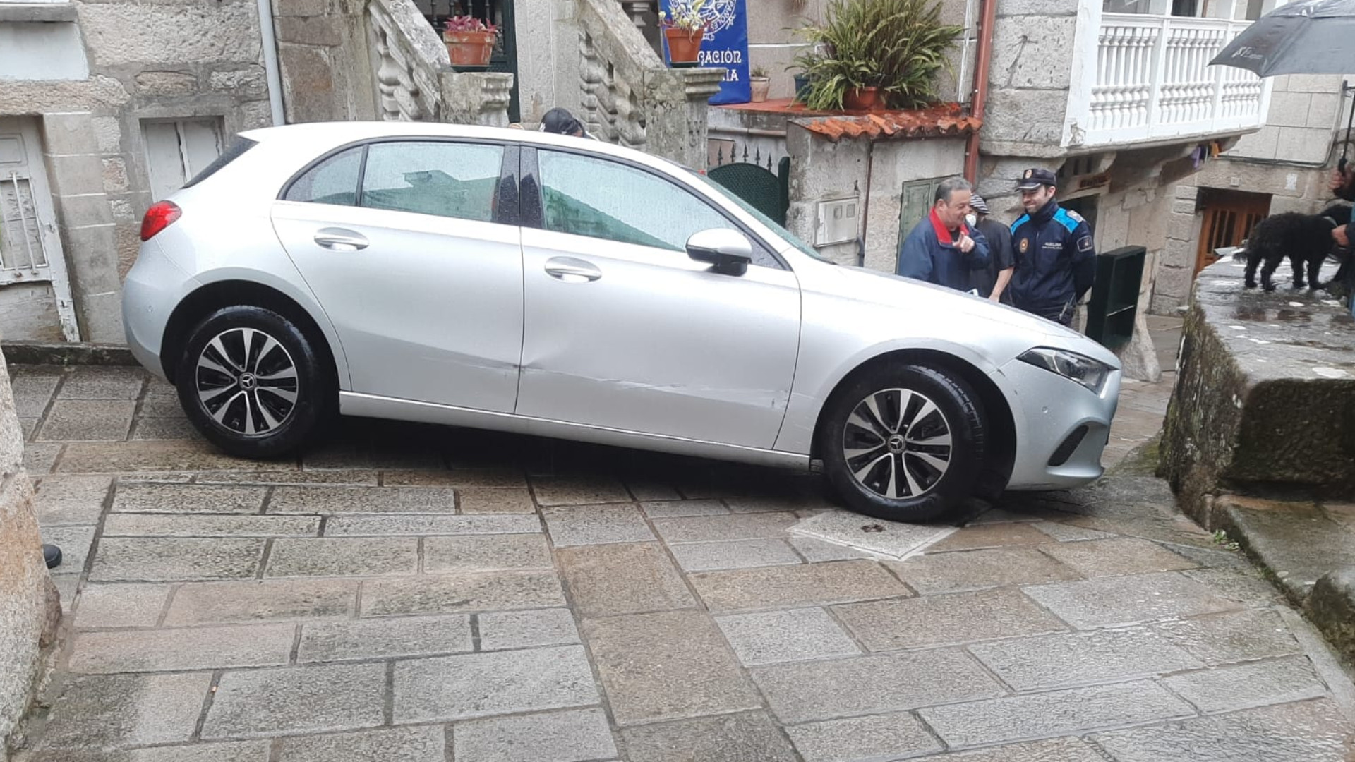 El coche atascado en el casco histórico de Combarro. Foto: Policía Local de Poio