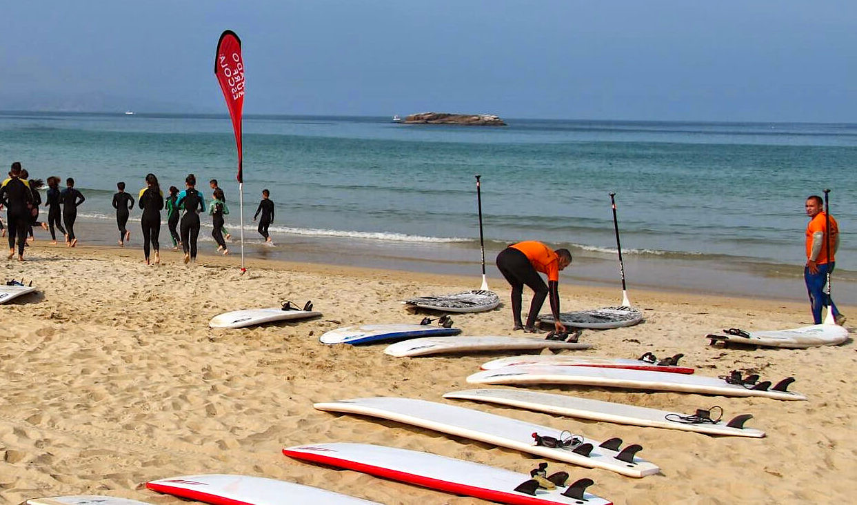 Clases de iniciación al surf en A Lanzada. Foto: Prado Surf Escola