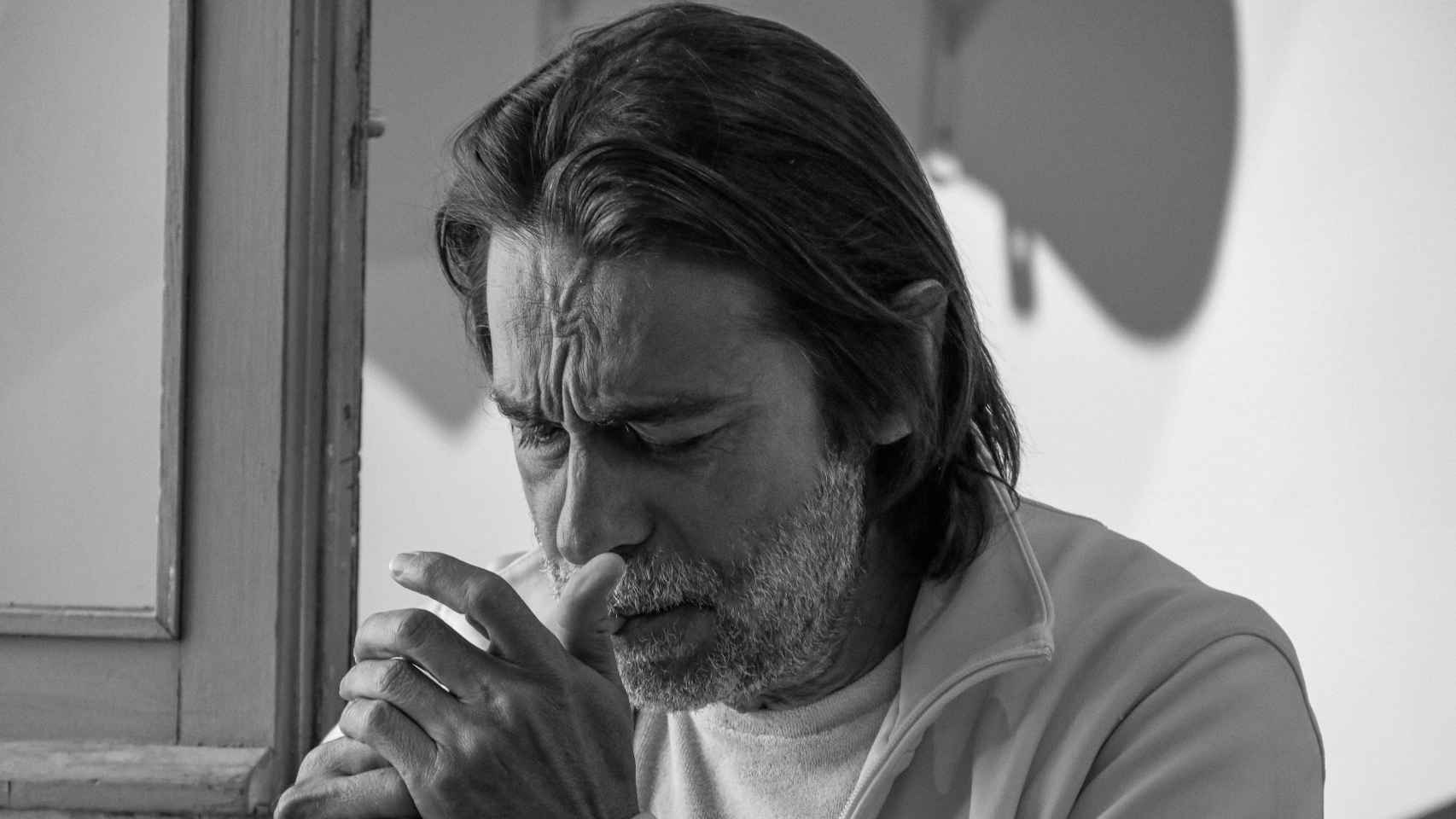 El actor y pintor Jordi Mollà enciende un cigarrillo durante una entrevista