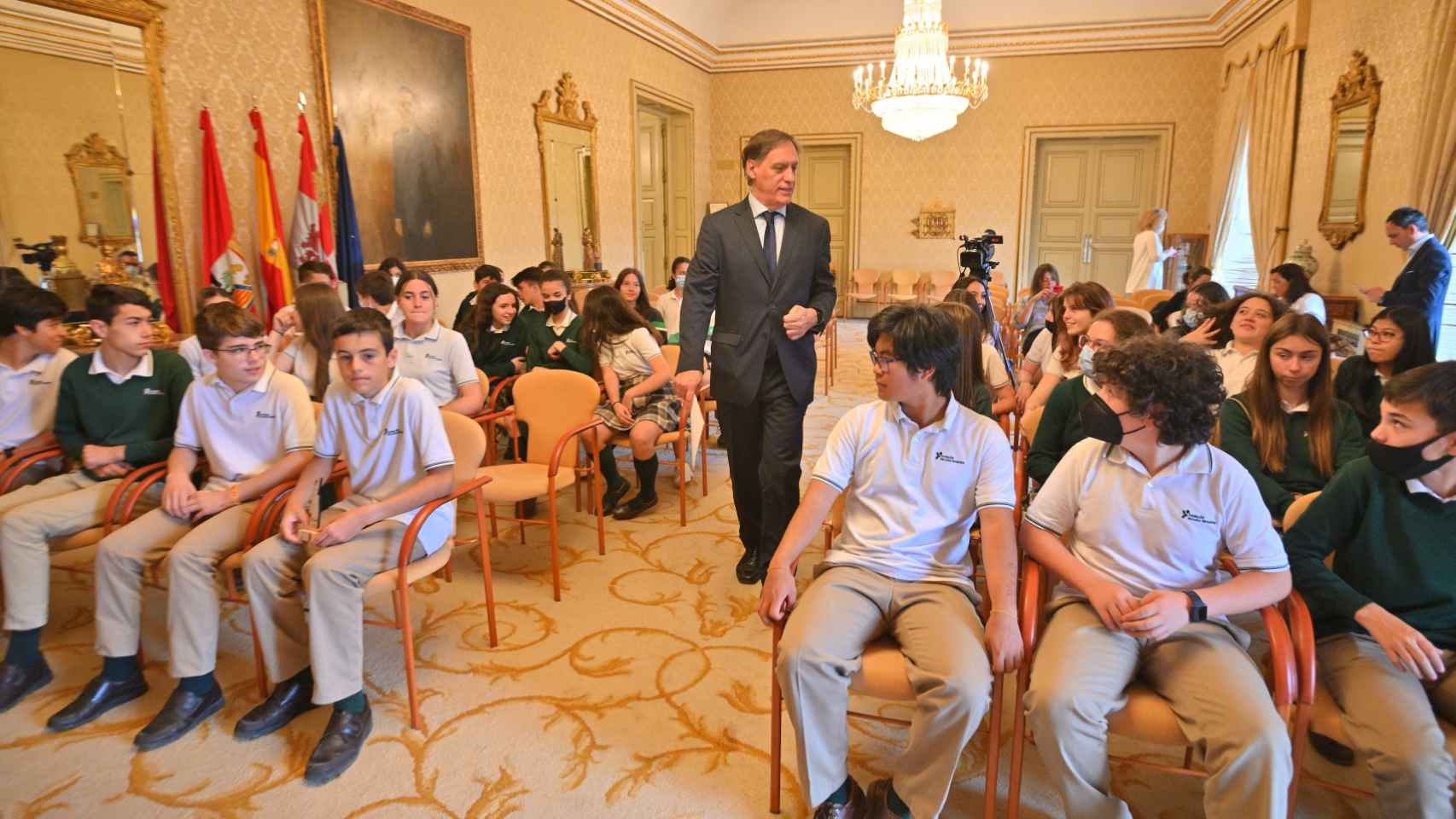 El alcalde recibe a los alumnos del Colegio Santa Teresa de Salamanca