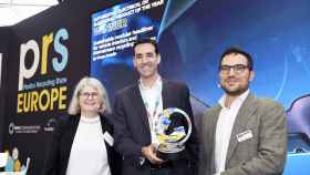 Enrique Fernández, director de Ingeniería Avanzada de la Unidad de Negocio de Techos de Grupo Antolin, recibe el premio