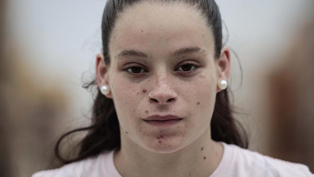 Teresa, la niña abusada, en la calle de Benimàmet en la que reside.