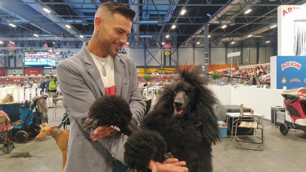 José Heredia Muñoz juega con su perro y le enseña trucos durante el evento.