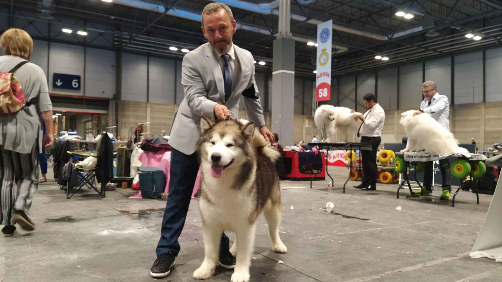 Josema Conde, criador de perros, y Wins, un perro de la raza Malamute de Alaska.