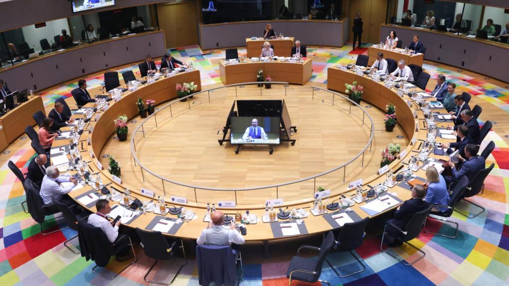 Los jefes de Estado y de Gobierno, en la sala de reunión del Consejo Europeo