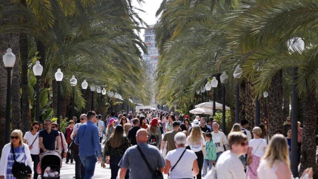 La Explanada de España en Alicante llena de gente, hace unos meses.