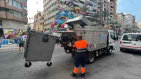 La UTE Alicante despliega su equipo de limpieza especial para las Hogueras de San Juan.