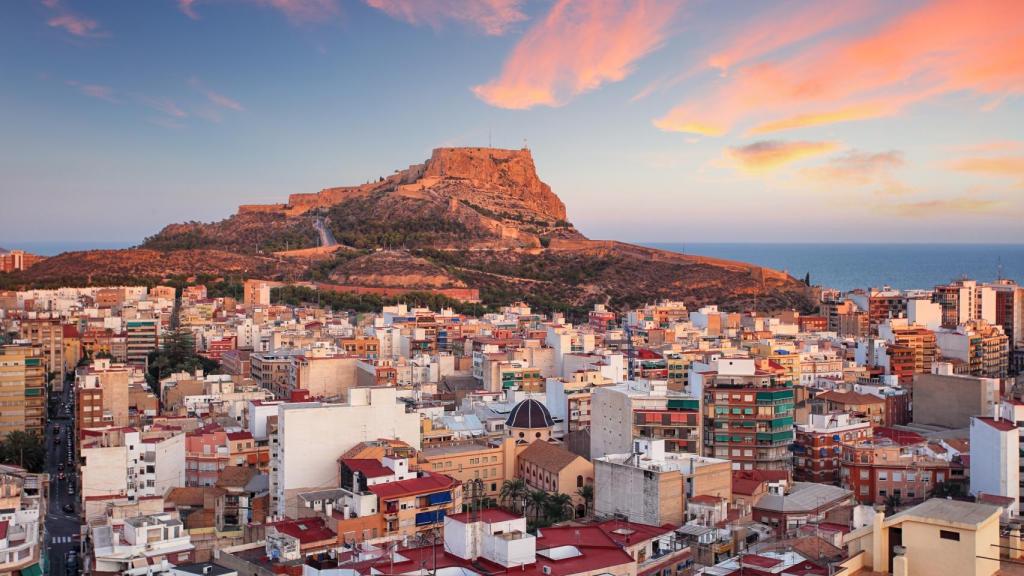 Vistas a la ciudad de Alicante con el castillo de Santa Bárbara detrás.