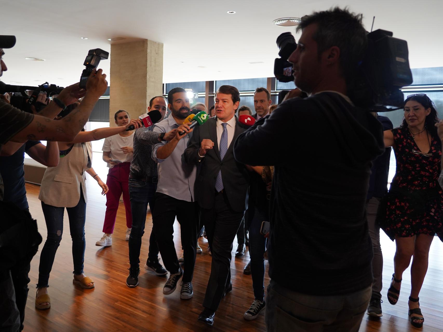 El presidente de la Junta, Alfonso Fernández Mañueco, a su llegada al pleno de las Cortes de este miércoles.