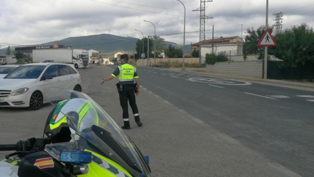 La Guardia Civil de Tráfico estableciendo un control