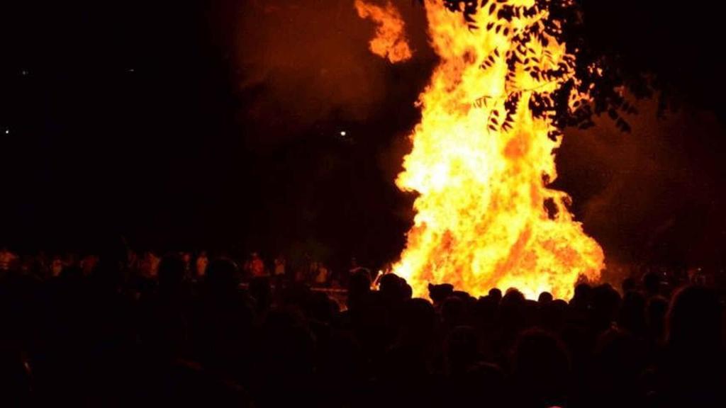 Hoguera en una noche de San Juan en Valladolid