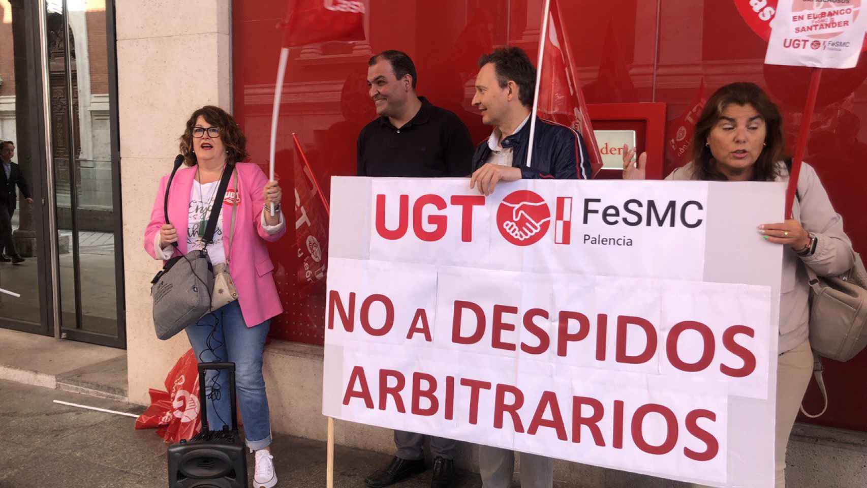 Concentración en protesta por el despido de un compañero en el Banco Santander