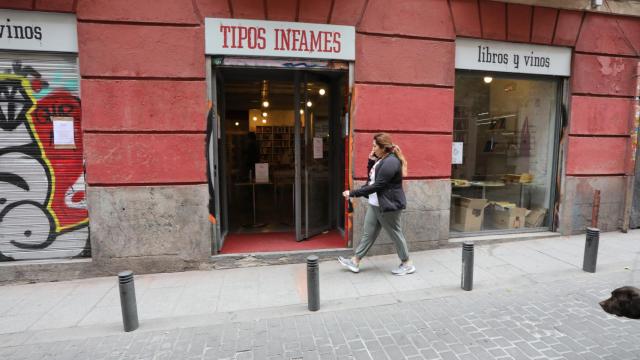 Una mujer pasa al lado de la librería Tipos Infames (Calle de San Joaquín, 3). Foto: Marta Fernández Jara / Europa Press