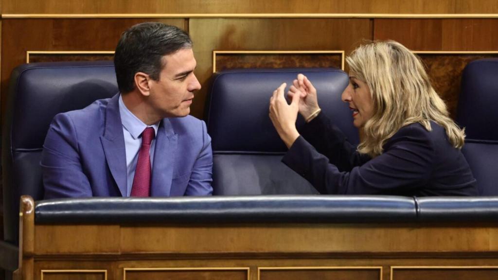 Pedro Sánchez y Yolanda Díaz en el  banco azul del Congreso de los Diputados.