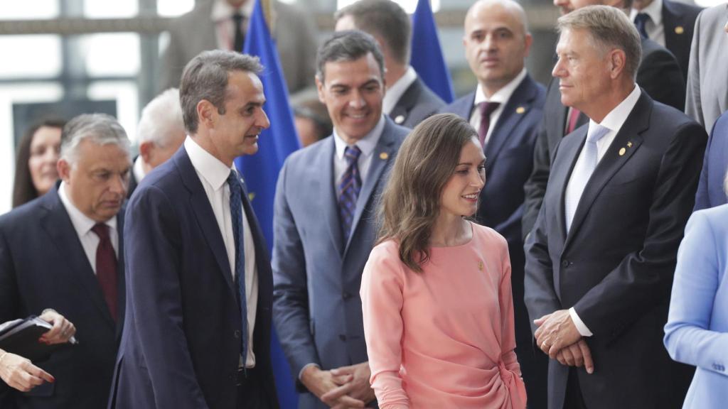De izquierda a derecha, Viktor Orbán, Kyriakos Mitsotakis, Pedro Sánchez, la primera ministra finlandesa Sanna Marin y Klaus Iohannis, este jueves en Bruselas, antes de la reunión entre los dirigentes de la UE y de los Balcanes Occidentales.