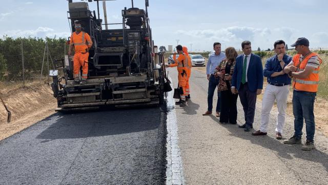 Un momento del asfaltado de la carretera con este nuevo material.