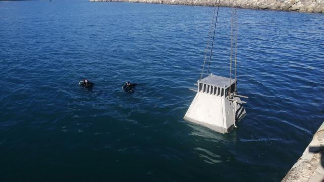 Instalación del prototipo de arrecifes artificiales sostenibles frente a las aguas de Sagunto (Valencia).