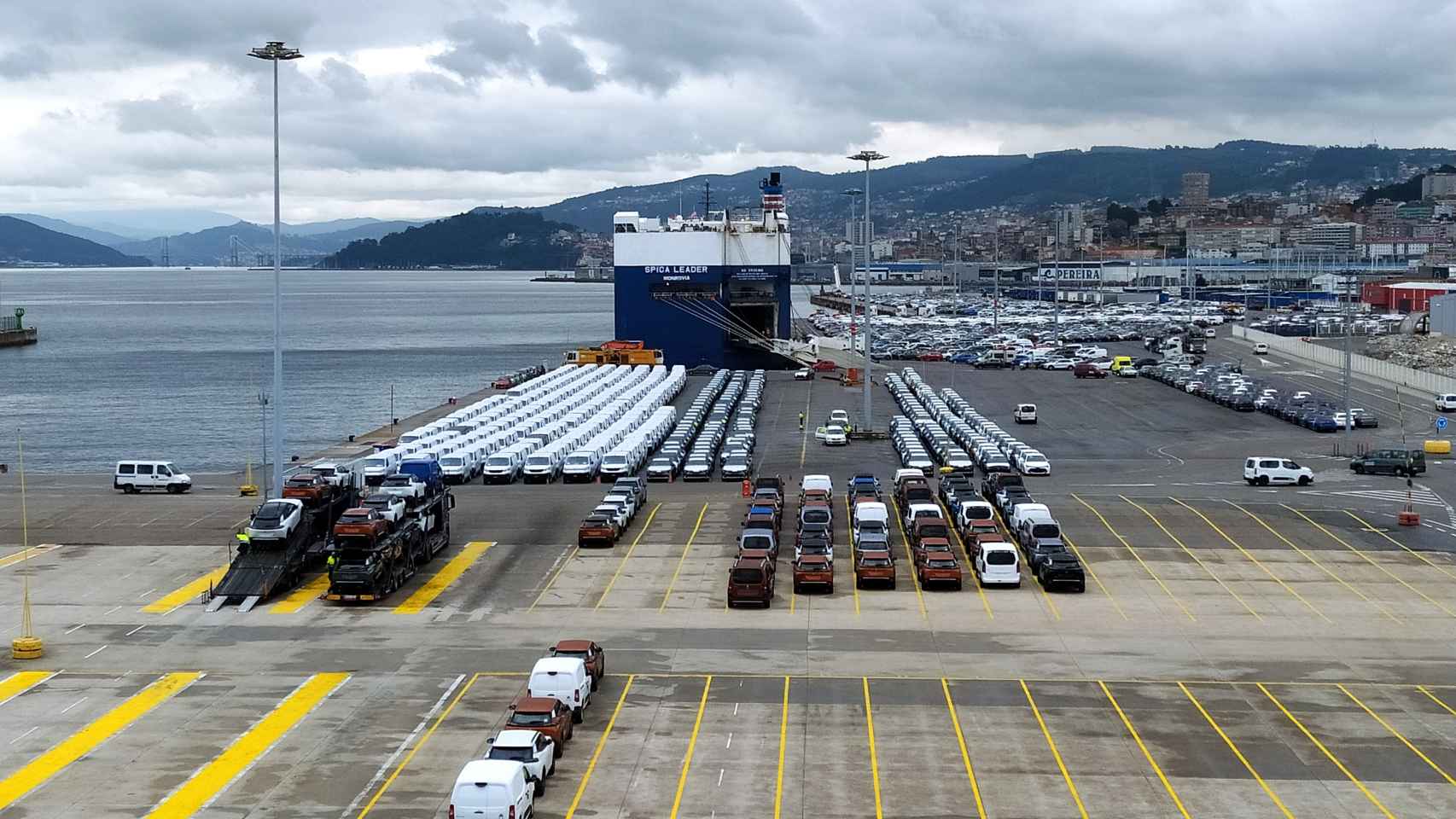 Un barco espera a que se termine la carga en el puerto de Vigo.