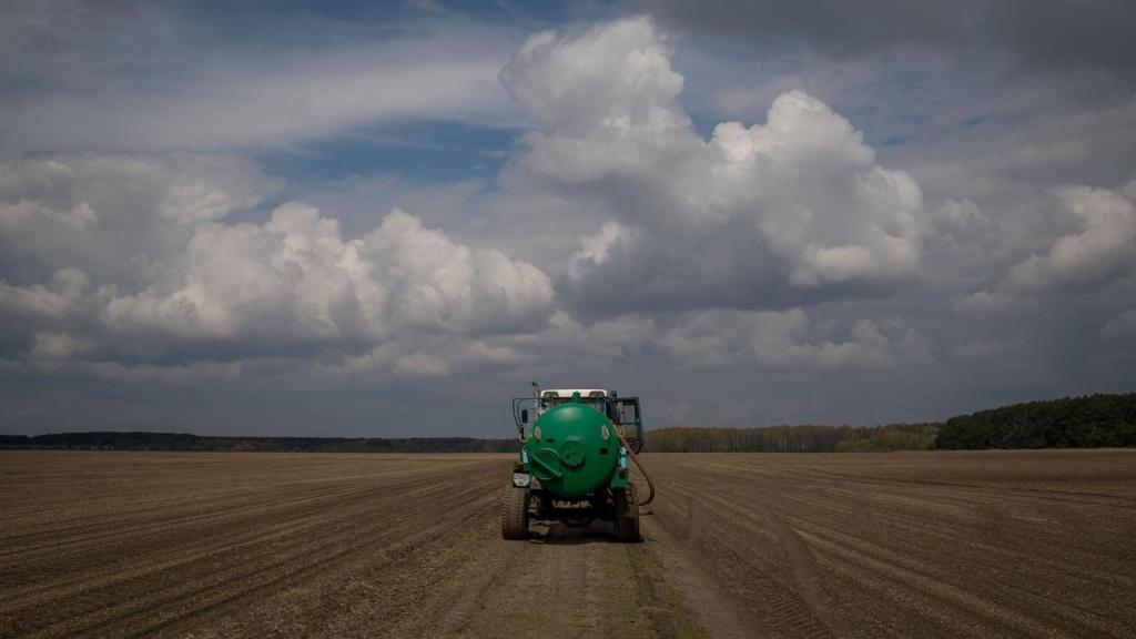 Vista de un campo de cultivo en una carretera en las inmediaciones de Kiev.