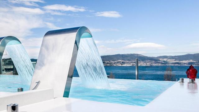 Piscina infinita en el Gran Hotel Nagari Boutique & Spa de Vigo.