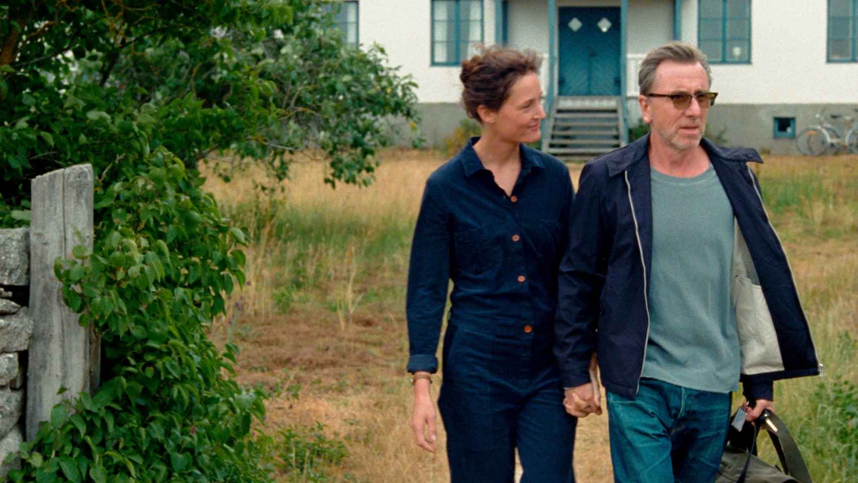 Vicky Krieps y Tim Roth interpretan a una pareja de directores en 'La isla de Bergman'.