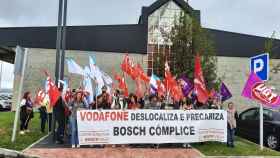 Trabajadores de Bosch concentrados delante de la sede de Vodafone por la deslocalización del servicio