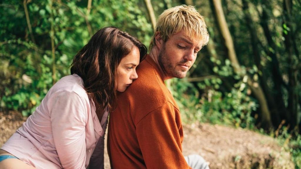 Ruth Wilson y Tom Burke en una escena de 'True Things'