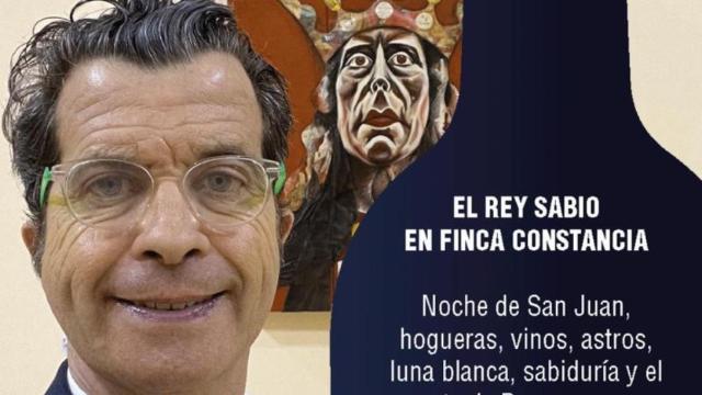 Alberto Romero en el cartel que anuncia la exposición en Finca Constancia.