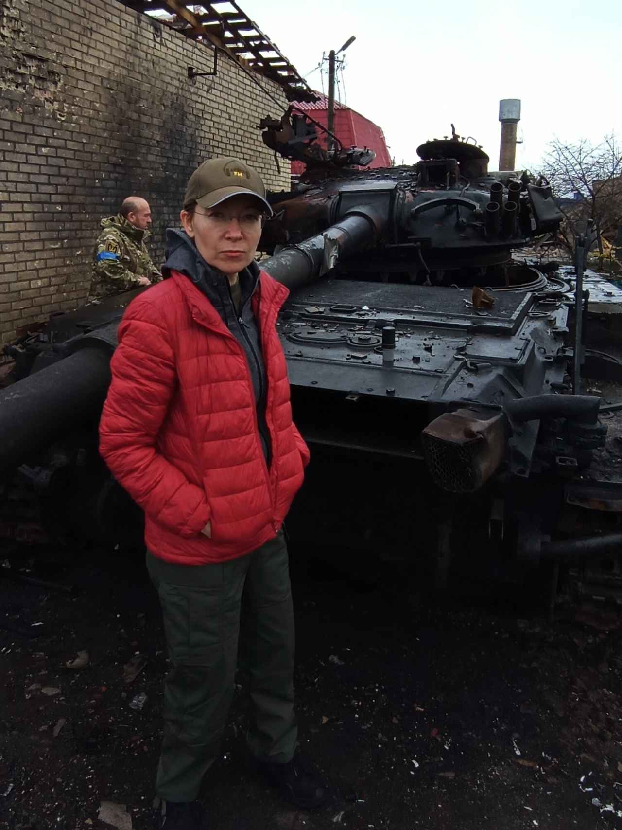Skenia Smirnova frente a un tanque.
