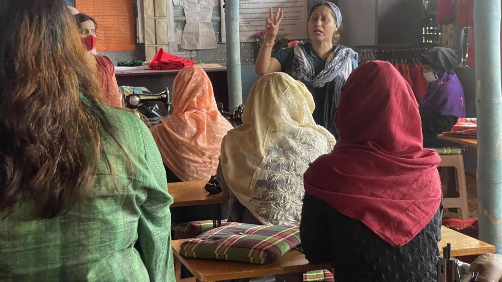 Sultana en un taller con miembros de la comunidad ronhinyá.