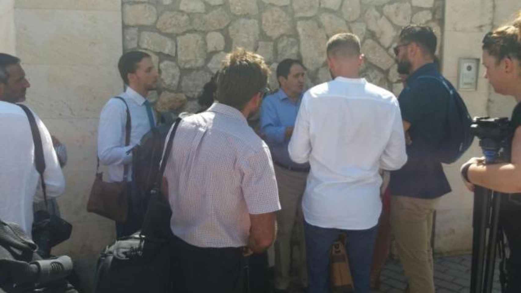 Periodistas hacen guardia en las puertas de Palacio de Marivent.