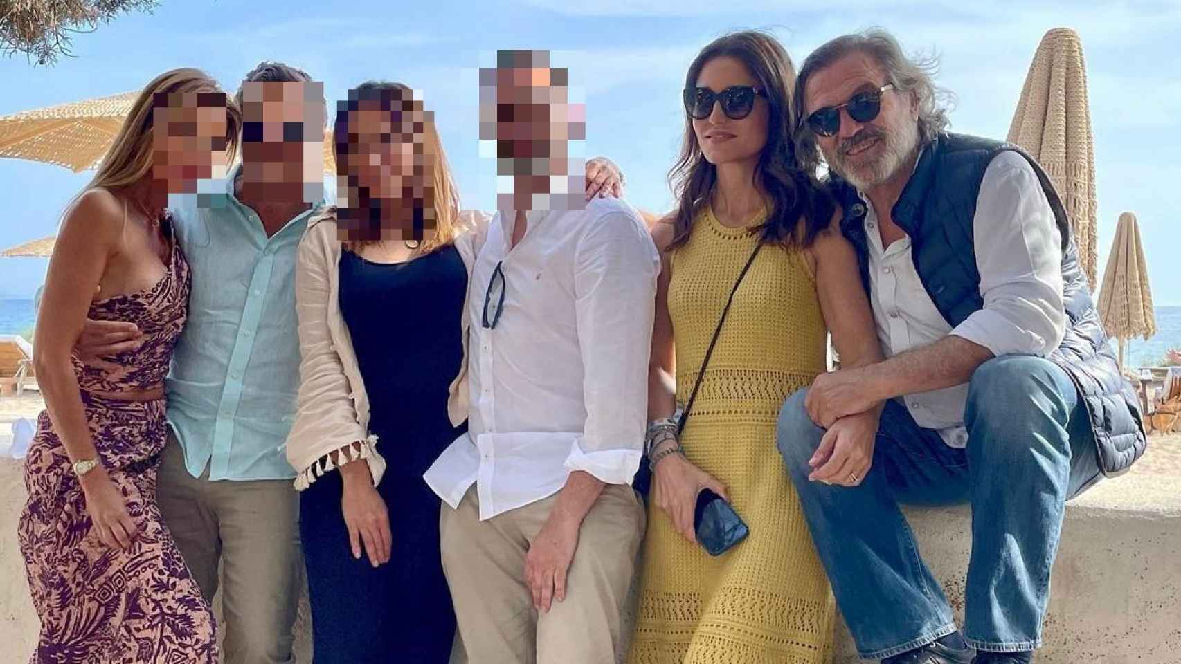 Pepe Navarro y su pareja, Beatriz, en una fotografía reciente con unos amigos.