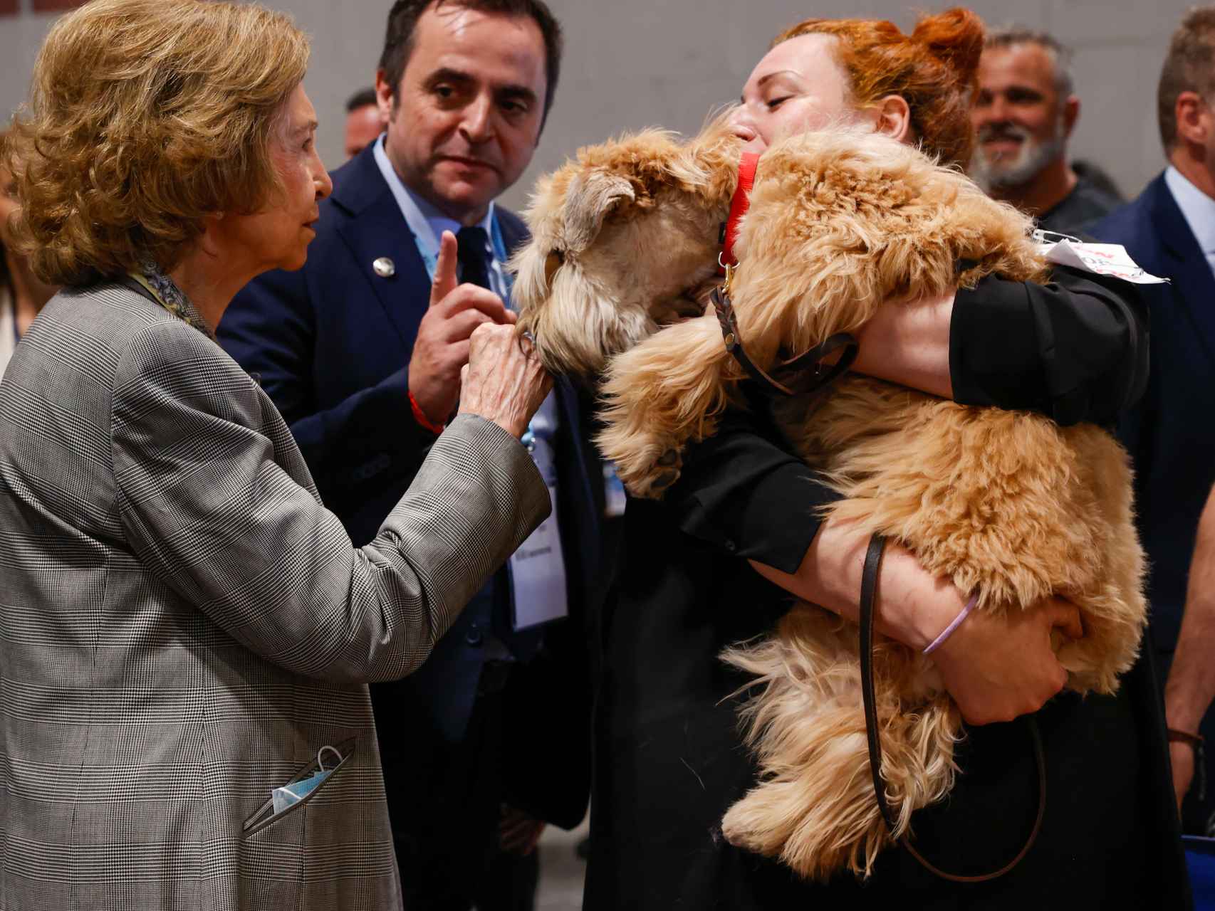 La reina emérita se ha parado a saludar a muchos de los perros que se encontraban en IFEMA.