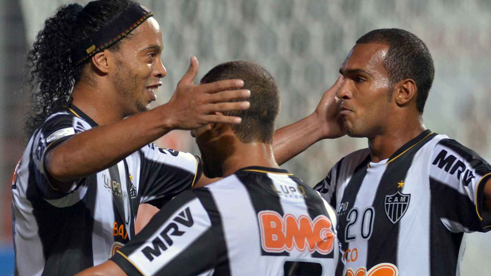 Richarlyson celebra con Ronaldinho un gol.